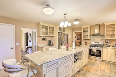 Executive Living: Toledo Golf Home w/ Gym, Court