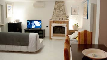 TV, fireplace