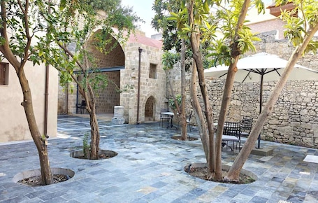 Ropa de cama hipoalergénica y minibar con artículos gratuitos