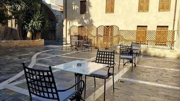 Hypo-allergenic bedding, free minibar, in-room safe, laptop workspace