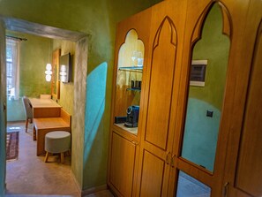 Deluxe Room | Hypo-allergenic bedding, free minibar, in-room safe, laptop workspace