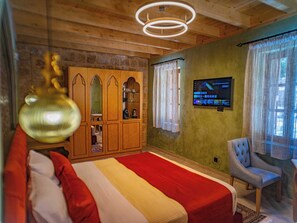 Deluxe Room | Hypo-allergenic bedding, free minibar, in-room safe, laptop workspace