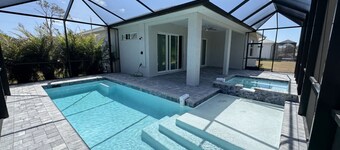 Luxurious Retreat 4BR/ 3.5 BA Heated pool/ spa