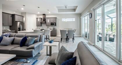 Luxurious Retreat 4BR/ 3.5 BA Heated pool/ spa