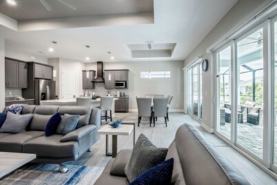 Luxurious Retreat 4BR/ 3.5 BA Heated pool/ spa