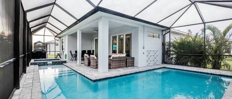 Una piscina al aire libre, una piscina climatizada