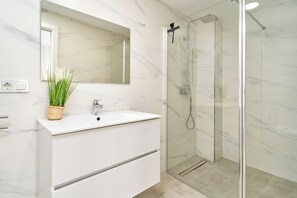 Shower, hair dryer, towels