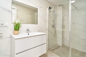 Dusche, Haartrockner, Handtücher