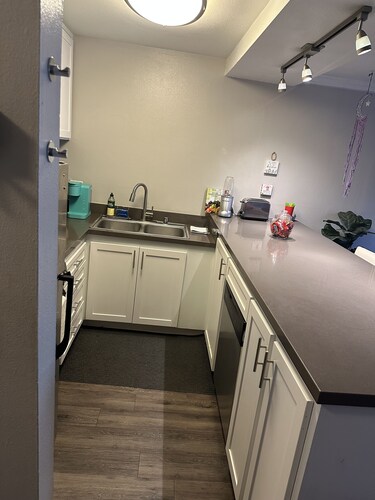 Charming studio apartment in lovely Burbank with WiFi, on-site fitness room