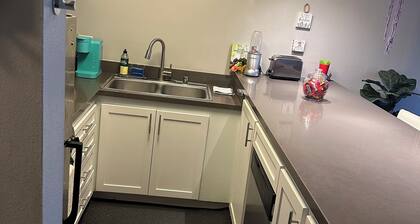 Charming studio apartment in lovely Burbank with WiFi, on-site fitness room