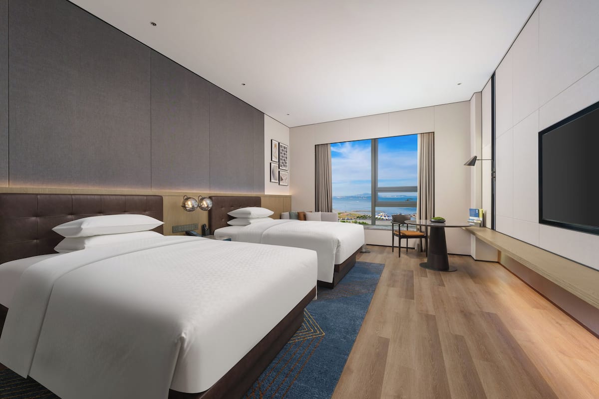 Cubrecamas y minibar con artículos gratuitos
