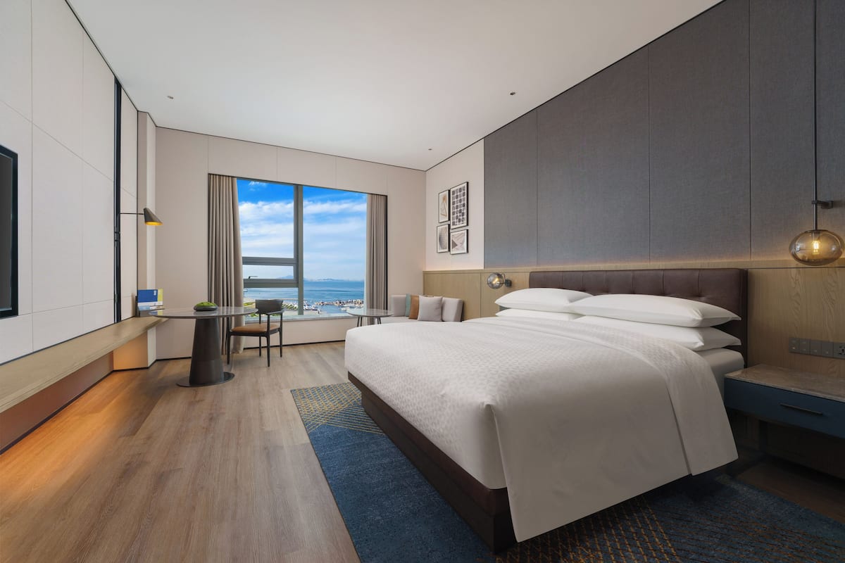 Cubrecamas y minibar con artículos gratuitos