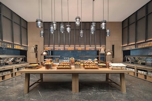 Daily buffet breakfast (CNY 128 per person)