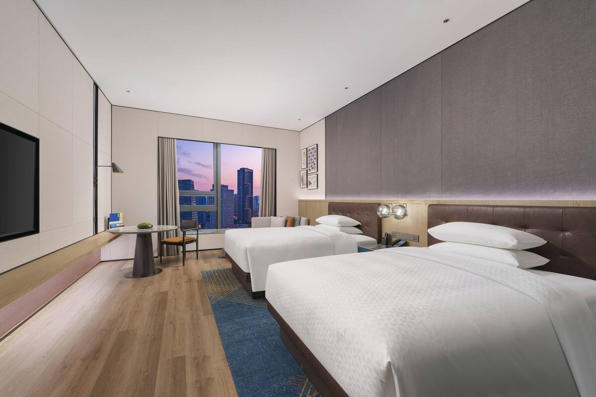 Cubrecamas y minibar con artículos gratuitos