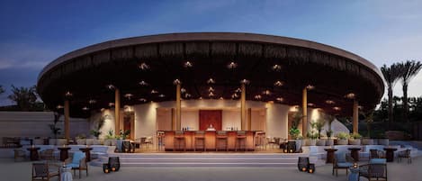 Bãi biển riêng, cát trắng, nhà lều trên biển, ghế dài tắm nắng