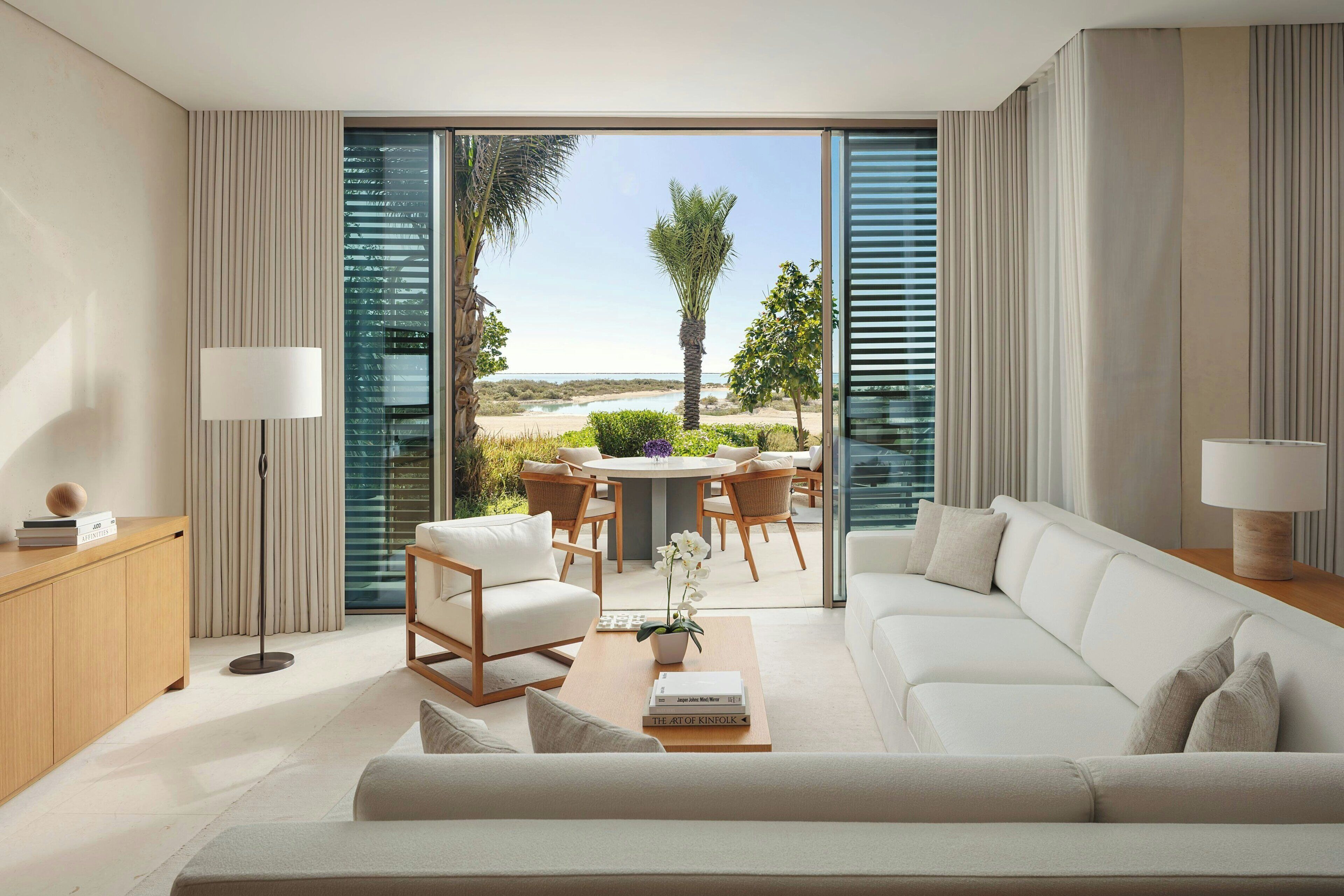 Suite, 1 Schlafzimmer, eigener Pool | Wohnzimmer | 55-Zoll-LED-Fernseher mit Satellitenempfang