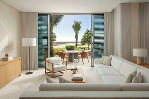 Suíte, 1 quarto, piscina particular | Sala de estar | TV LED 55 polegadas com canais via satélite