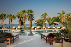 Utomhuspool, gratis cabanor och parasoller