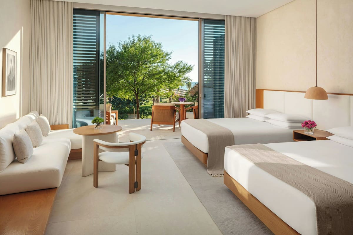 Deluxe-Zimmer, 2 Queen-Betten, Terrasse, eingeschränkter Meerblick | Hochwertige Bettwaren, Minibar, Zimmersafe, Schreibtisch