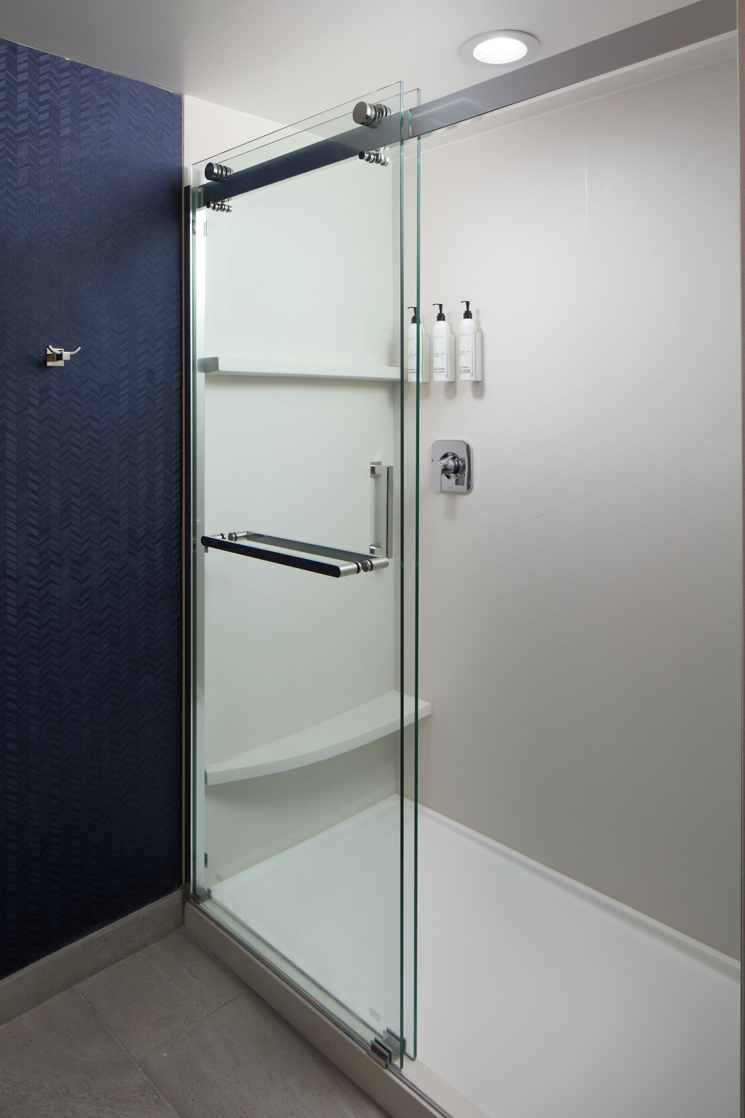 Standard Room, 1 King Bed | Bathroom