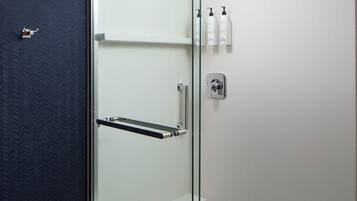 Standard Room, 1 King Bed | Bathroom