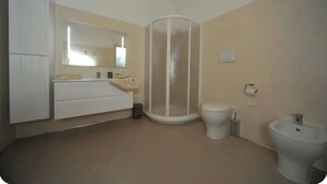 Shower, hair dryer, towels, soap - Camere Le Margherite  (Olbia)