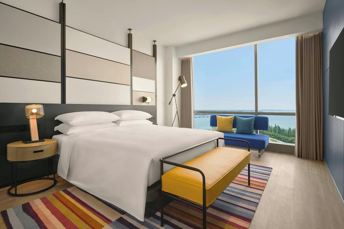 Suite, 1 kingsize-seng, utsikt mot innsjø | Dundyner, minibar, safe på rommet og blendingsgardiner