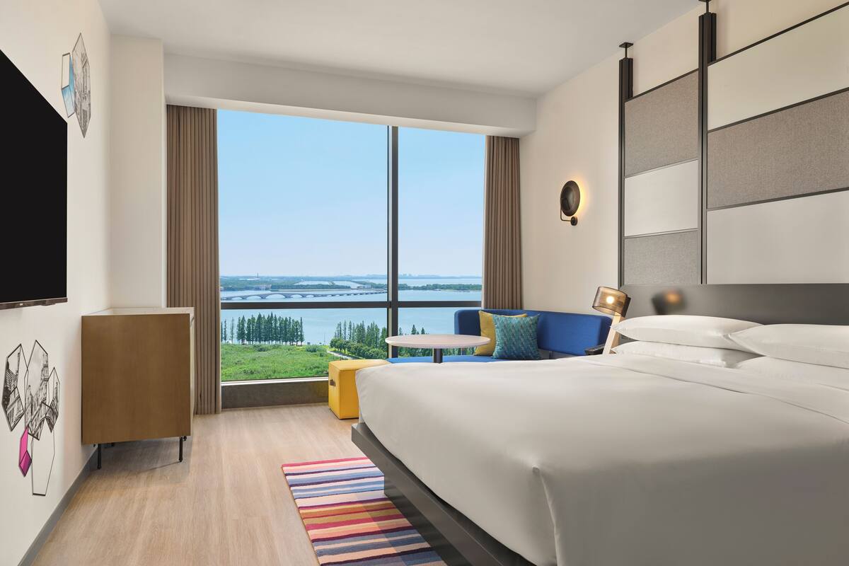 Quarto, 1 cama King, vista para o lago | Edredons de pluma, frigobar, cofres nos quartos, cortinas blackout