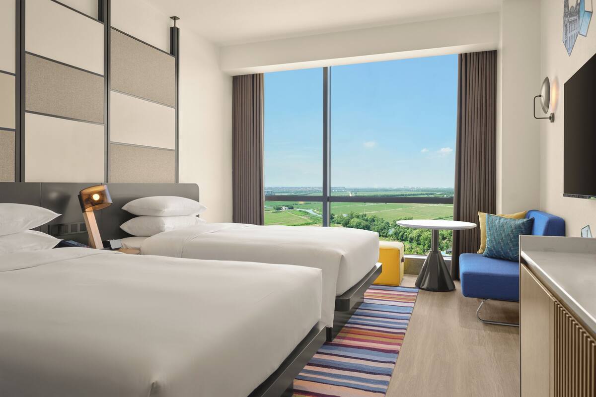 Quarto, 2 camas de casal, vista para a cidade | Edredons de pluma, frigobar, cofres nos quartos, cortinas blackout