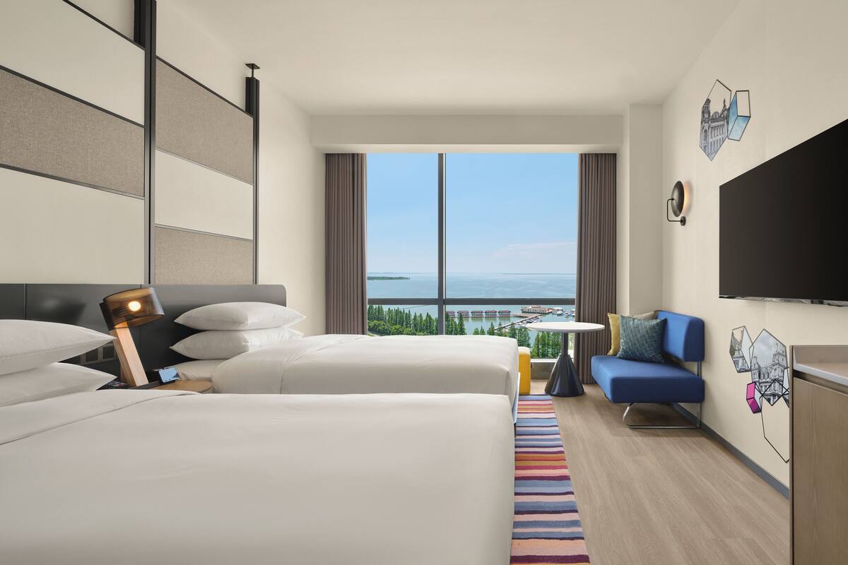 Quarto, 2 camas de casal, vista para o lago | Edredons de pluma, frigobar, cofres nos quartos, cortinas blackout