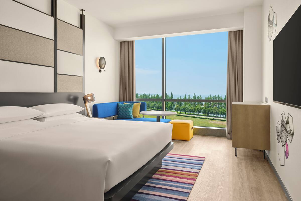 Quarto, 1 cama King, para não fumantes, vista para o lago | Edredons de pluma, frigobar, cofres nos quartos, cortinas blackout
