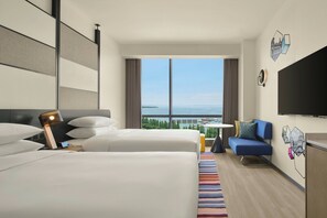 Huone, 2 parisänkyä, järvinäköala | Untuvapeitot, minibaari, tallelokero huoneessa, pimennysverhot