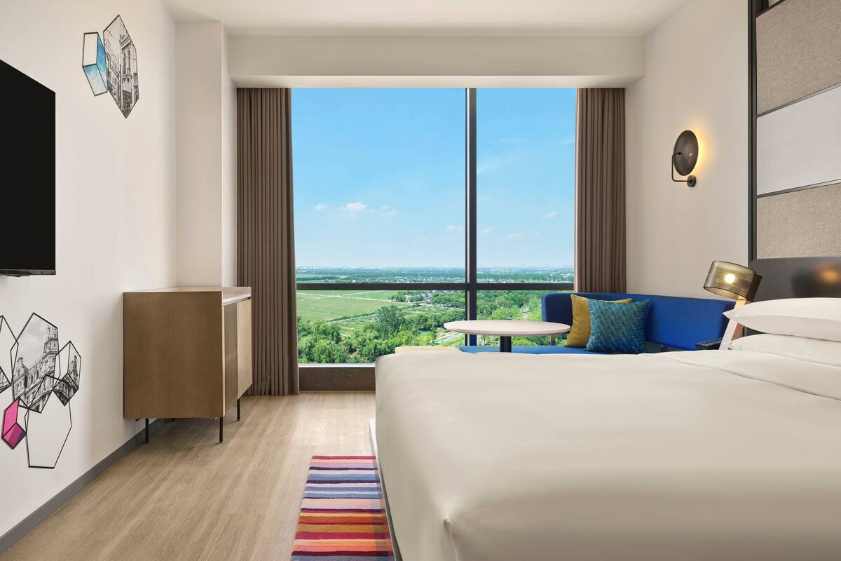 Quarto, 1 cama King, vista para a cidade | Edredons de pluma, frigobar, cofres nos quartos, cortinas blackout