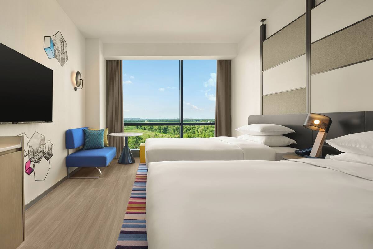 Quarto, 2 camas de casal, para não fumantes, vista para a cidade | Edredons de pluma, frigobar, cofres nos quartos, cortinas blackout