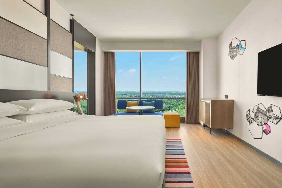 Suíte família, 1 cama de casal, vista para a cidade | Edredons de pluma, frigobar, cofres nos quartos, cortinas blackout