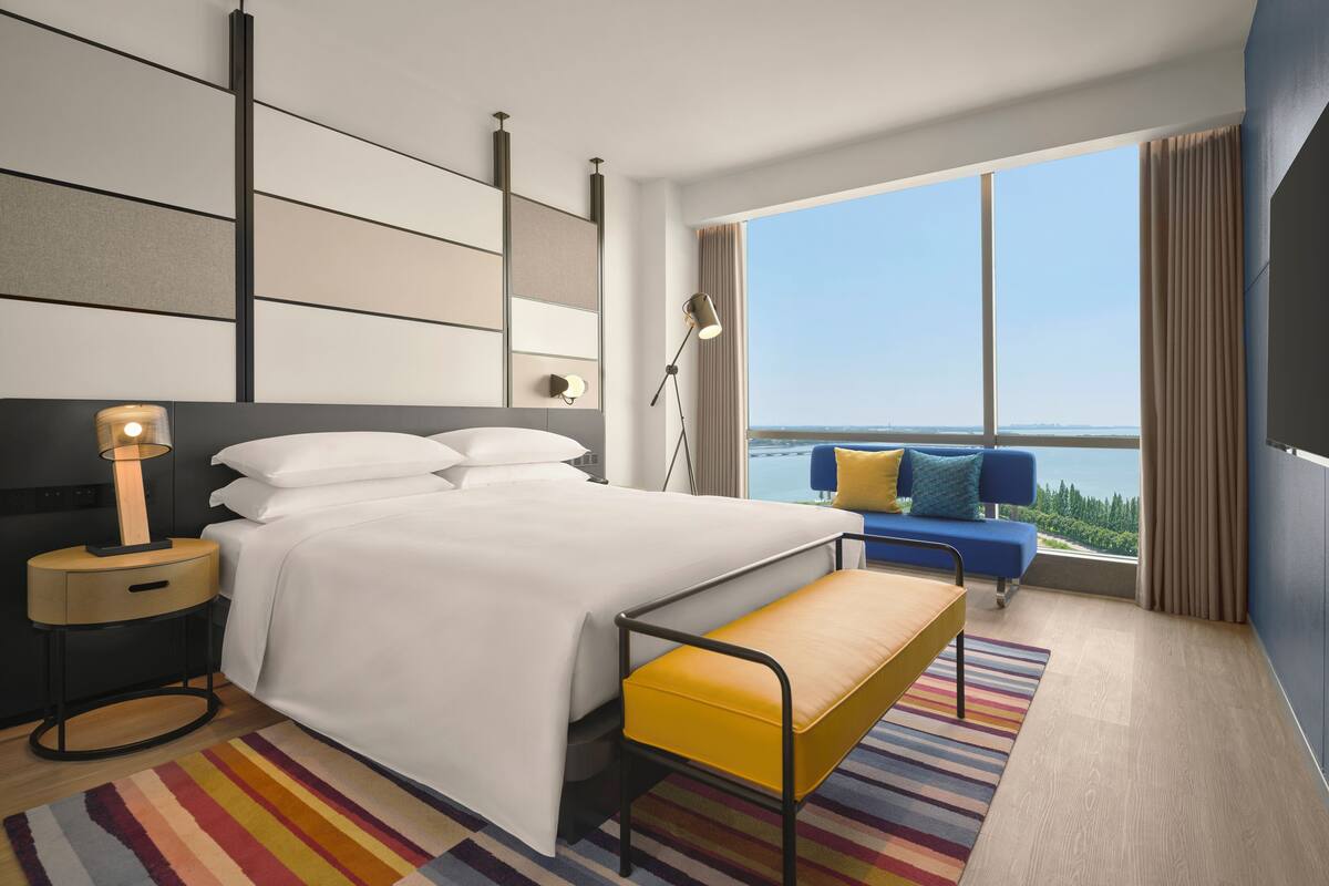 Suíte, 1 cama King, vista para o lago | Edredons de pluma, frigobar, cofres nos quartos, cortinas blackout