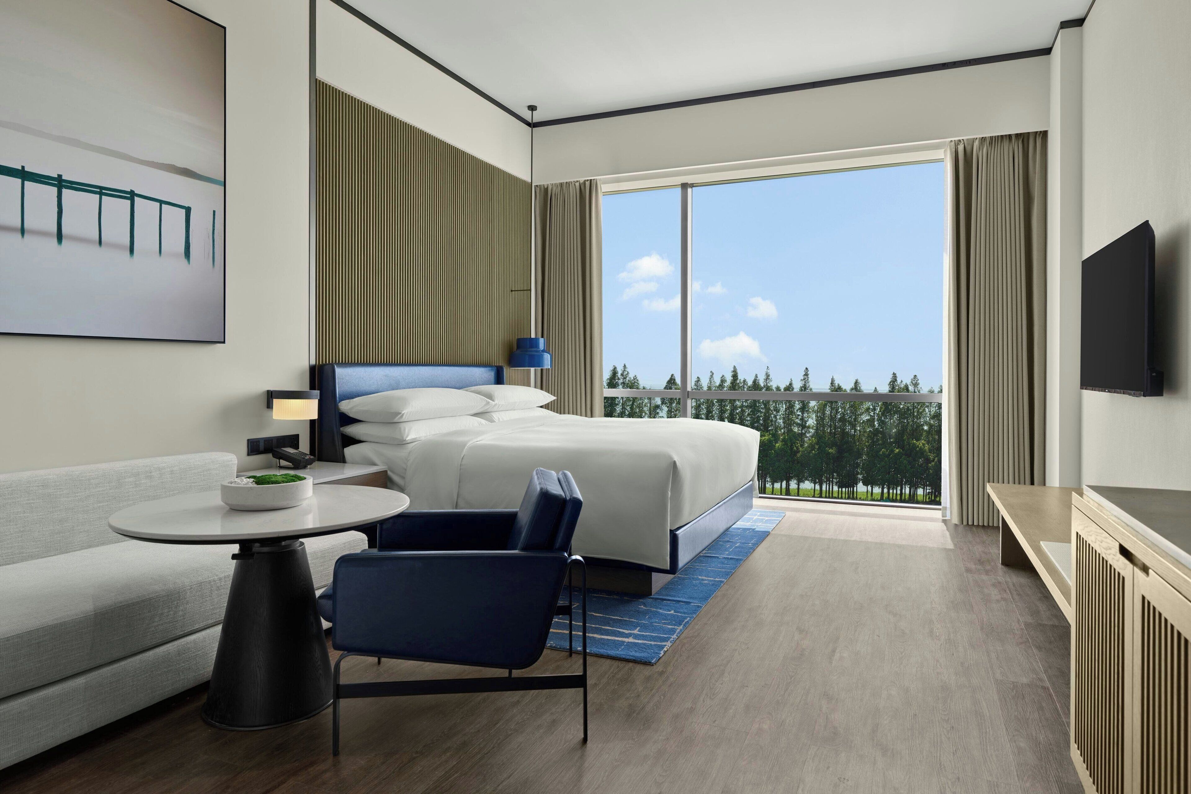 湖景豪華大床房 | 羽絨被、迷你吧、客房內保險箱、遮光布/窗簾