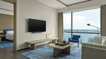 Suite ejecutiva, 1 cama de matrimonio grande, vistas al lago | Edredones de plumas, minibar, caja fuerte y cortinas opacas