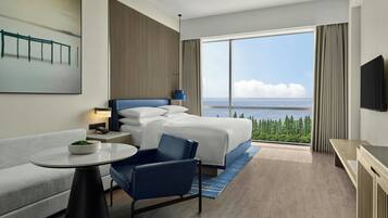 Duntäcken, minibar och värdeförvaringsskåp på rummet