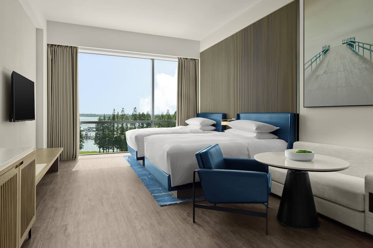 Chambre Deluxe, 2 lits doubles, vue lac | Couette en duvet d'oie, minibar, coffres-forts dans les chambres