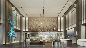 A spacious lobby with a reception desk, seating area, and a decorative wall with a geometric pattern. - Sheraton Kunshan Dianshan Lake (Suzhou)