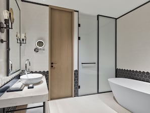 Cubrecamas, minibar y caja de seguridad en la habitación