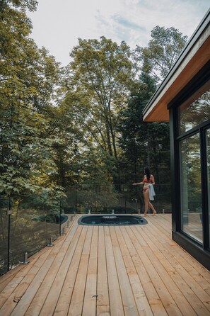 Outdoor spa tub - Mökki 22 - 15mins away from Mont-Tremblant! (La Conception)