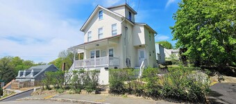 Cozy 2br retreat in charming Greenwich. Walk to restaurants & beach!