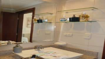 Deluxe Suite, River View | Bathroom | Towels, soap, shampoo, toilet paper