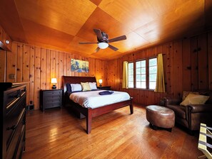 Desk, travel cot, free WiFi, bed sheets
