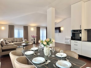 Lägenhet Deluxe - utsikt mot staden | Vardagsrum | LED-tv