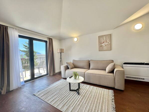 Appartement, 2 chambres, vue sur la ville | Aire de séjour | Téléviseur à DEL