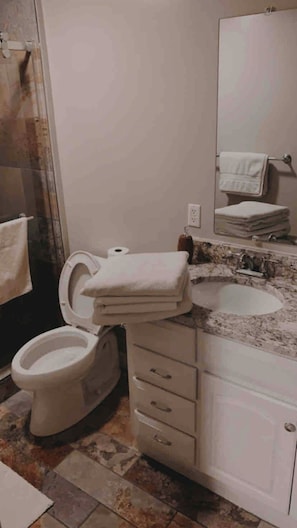 Douche, sèche-cheveux, serviettes fournies, savon