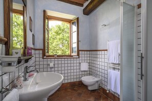 Dusche, Haartrockner, Handtücher